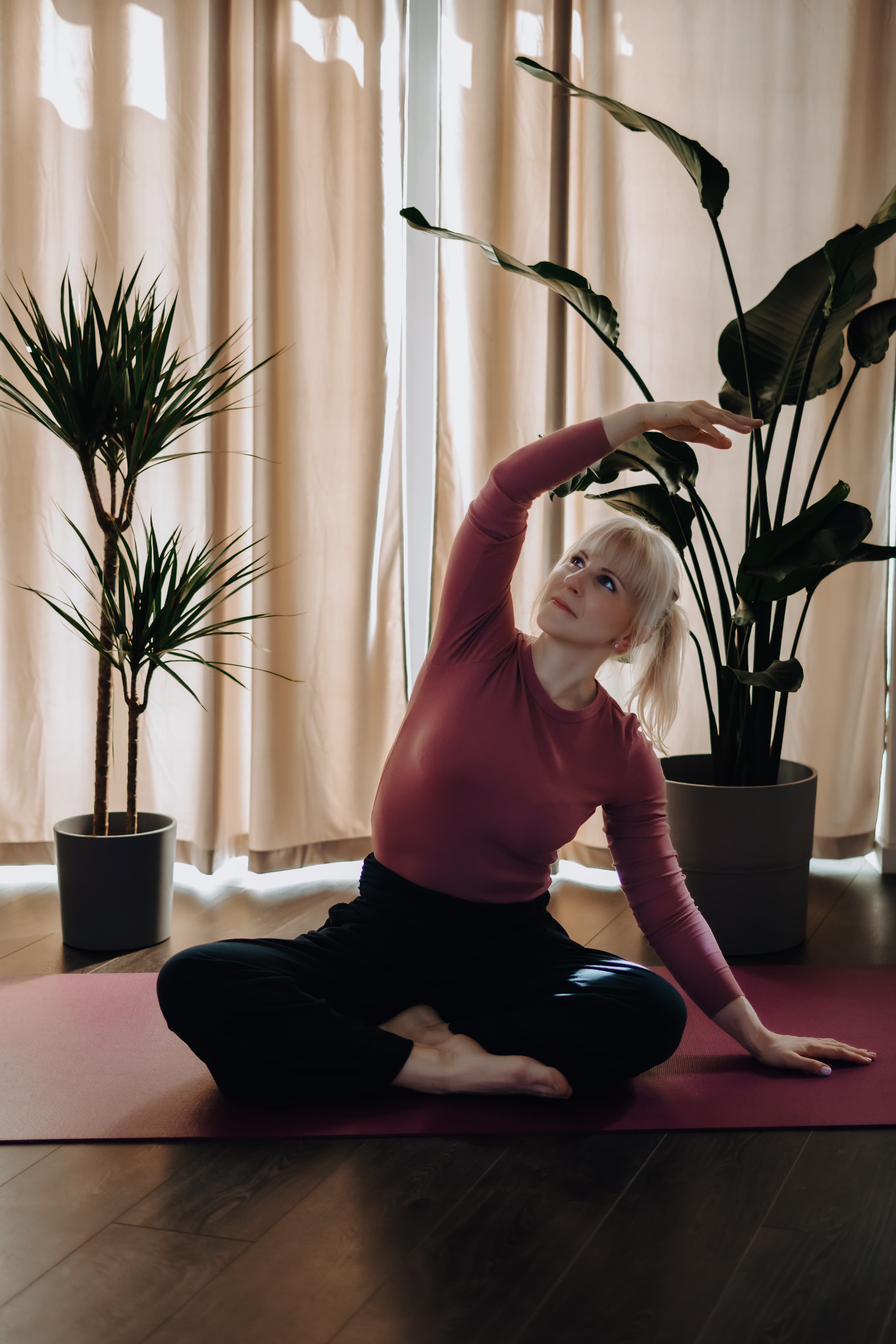 Yogalehrerin in einer Seitdehnung im Studio im Moment in Halle (Saale)